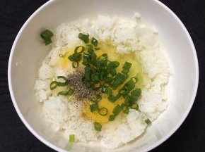 加入葱花，用筷子搅拌均匀。