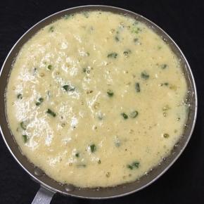 锅中加入油，大火烧热，倒入拌匀的米饭，中火煎至呈金黄色。