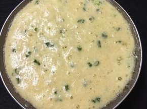 锅中加入油，大火烧热，倒入拌匀的米饭，中火煎至呈金黄色。