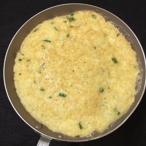 翻面，同样中火煎至呈金黄色即可关火。