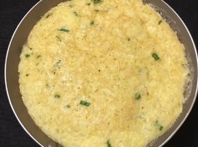 翻面，同样中火煎至呈金黄色即可关火。