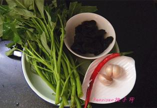 准备好原料，将空心菜洗净，木耳提前泡发；