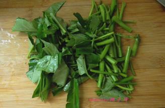 将空心菜切寸段；