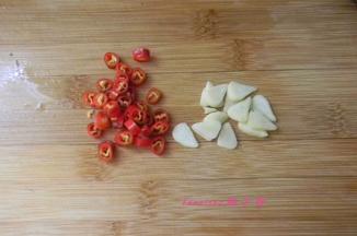 分别将蒜切片、切红辣椒圈；