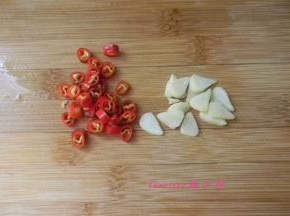 分别将蒜切片、切红辣椒圈；