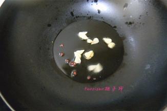 炒锅里放入食用油，放入花椒粒、蒜片炒香；
