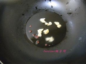 炒锅里放入食用油，放入花椒粒、蒜片炒香；