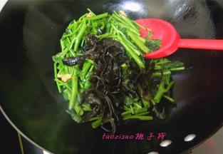 再放入木耳丝煸炒；