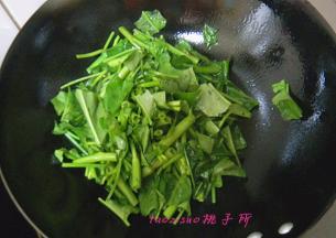 放入切好的空心菜煸炒变软；