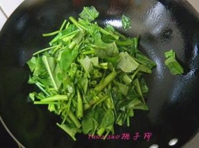 放入切好的空心菜煸炒变软；