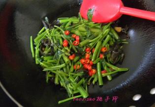 再放入切好的辣椒圈，放入食盐，糖翻炒调味即可关火。