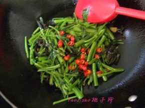 再放入切好的辣椒圈，放入食盐，糖翻炒调味即可关火。