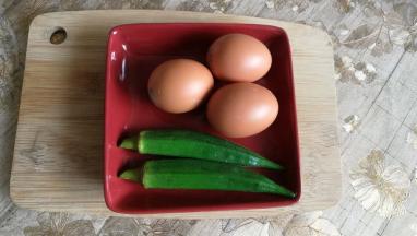 准备食材，秋葵洗干净，热水烫下。