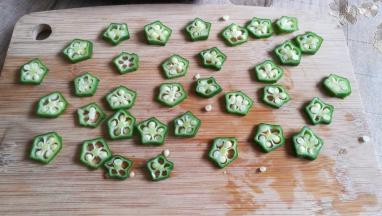 把秋葵切片，最好是1-2厘米薄片，切厚了会下沉。