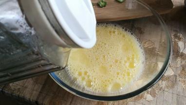 鸡蛋打入玻璃碗，用打蛋器打散，加入凉开水，水和蛋的比例味1:1。混合好后，用滤网过滤到蒸碗里，表面放上切片的秋葵，我忘了拍图。