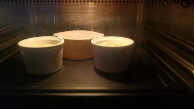 放入嫩烤箱，开启蒸汽模式，15分钟，出炉。烤箱没有蒸汽功能的，用蒸锅蒸，八分钟左右即可。蒸的时候碗上加盖保鲜膜，防止水滴。