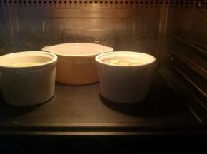 放入嫩烤箱，开启蒸汽模式，15分钟，出炉。烤箱没有蒸汽功能的，用蒸锅蒸，八分钟左右即可。蒸的时候碗上加盖保鲜膜，防止水滴。