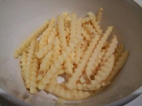 土豆用波浪刀切成条