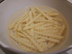 一边切一边放入清水，防止氧化。