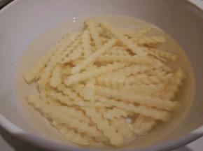 一边切一边放入清水，防止氧化。