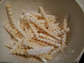 捞出控水，裹上玉米淀粉