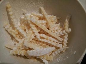 捞出控水，裹上玉米淀粉