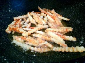 一根一根放油锅中火炸，先不用动，等一面金黄，再翻另外一面炸，两面炸成这样就可以拿出来了！