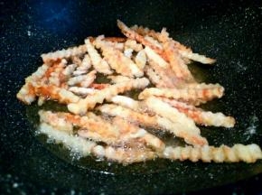 一根一根放油锅中火炸，先不用动，等一面金黄，再翻另外一面炸，两面炸成这样就可以拿出来了！