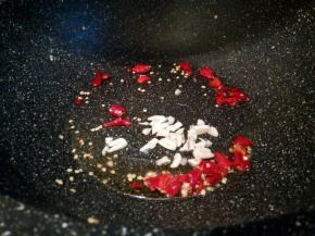 爆香辣椒和蒜