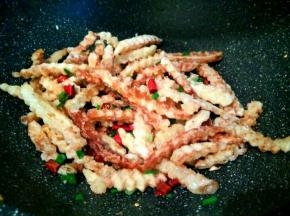 再加土豆条快速翻炒，撒椒盐，葱花就可以