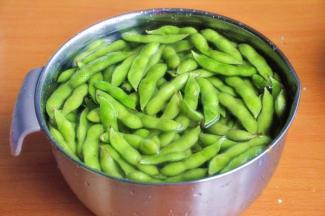 毛豆用清水加1勺盐浸泡一会后，将它搓洗干净，毛豆一定要多清洗几遍再入锅。