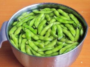 毛豆用清水加1勺盐浸泡一会后，将它搓洗干净，毛豆一定要多清洗几遍再入锅。