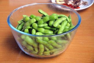 逐个剪去豆荚的两头，这样比较容易入味