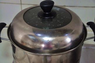 烧小半锅水，步骤2中的材料煮开后再煮几分钟。