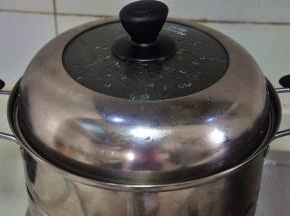 烧小半锅水，步骤2中的材料煮开后再煮几分钟。