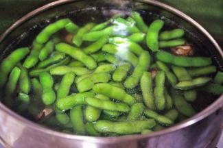 倒入毛豆中火煮，一直煮到你喜欢的软硬程度，期间不要盖锅盖，然后关火浸泡几个小时待入味后再食用。