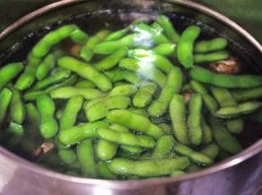倒入毛豆中火煮，一直煮到你喜欢的软硬程度，期间不要盖锅盖，然后关火浸泡几个小时待入味后再食用。