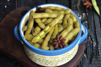 毛豆虽然营养丰富，但不可敞开吃，毛豆是高能蔬菜，每百克毛豆所含能量为123.0千卡，远远高于其他鲜豆类蔬菜。一次吃不完的话，装进保鲜盒储存在冰箱里。