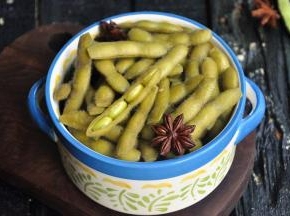 毛豆虽然营养丰富，但不可敞开吃，毛豆是高能蔬菜，每百克毛豆所含能量为123.0千卡，远远高于其他鲜豆类蔬菜。一次吃不完的话，装进保鲜盒储存在冰箱里。