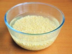 提前6小时泡绿豆，绿豆我用的吴香香脱皮绿豆，因为去皮的过程会让人崩溃。