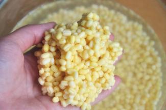 泡的过程中换几次水，绿豆慢慢膨胀。