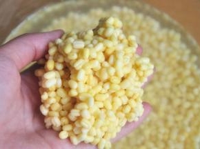 泡的过程中换几次水，绿豆慢慢膨胀。