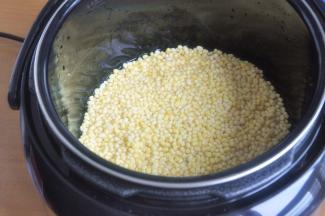 淘洗后放入电压力锅，加入少量的水。
