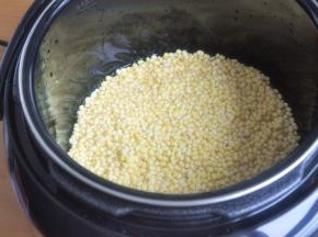 淘洗后放入电压力锅，加入少量的水。
