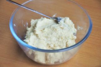 将蒸好的绿豆加牛奶用破壁机打成泥，可视干湿情况补充牛奶。