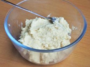 将蒸好的绿豆加牛奶用破壁机打成泥，可视干湿情况补充牛奶。