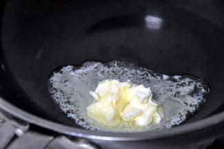 不粘锅中放入黄油，小火加热融化。