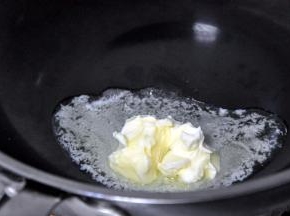不粘锅中放入黄油，小火加热融化。