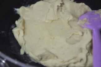 倒入麦芽糖，继续翻炒。