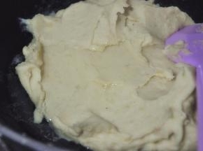 倒入麦芽糖，继续翻炒。